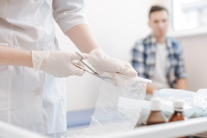 jak-zmieniac-opatrunek-po-operacji